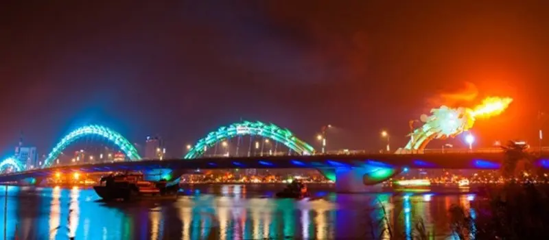 Regarder le spectacle de feu au pont du Dragon