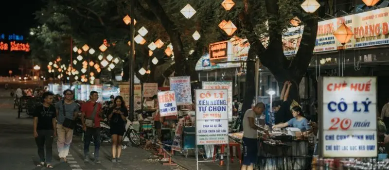 March&eacute; nocturne de Dong Ba