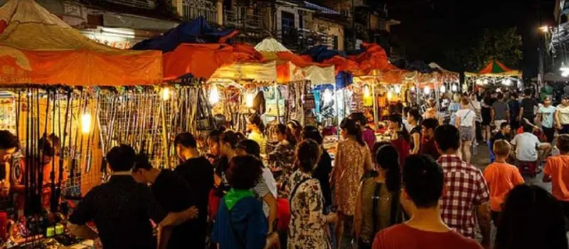 March&eacute; nocturne de Con Dao