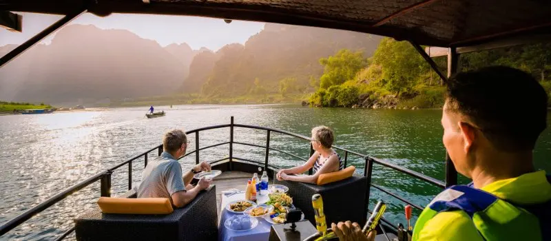 Faire une excursion nocturne en bateau