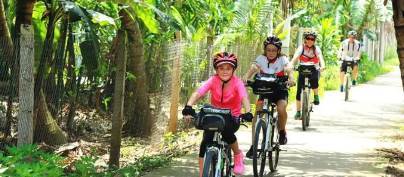 Faire du v&eacute;lo dans le delta du M&eacute;kong