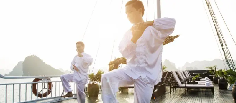 Croisiere en baie Halong pour une s&eacute;ance de Tai Chi sur le sundeck