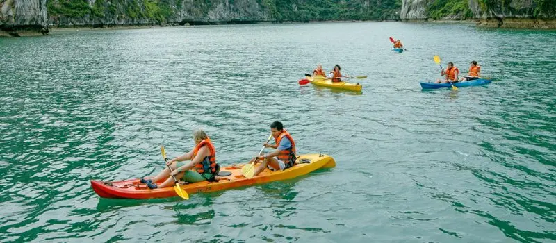 Kayak dans la baie d&rsquo;Halong