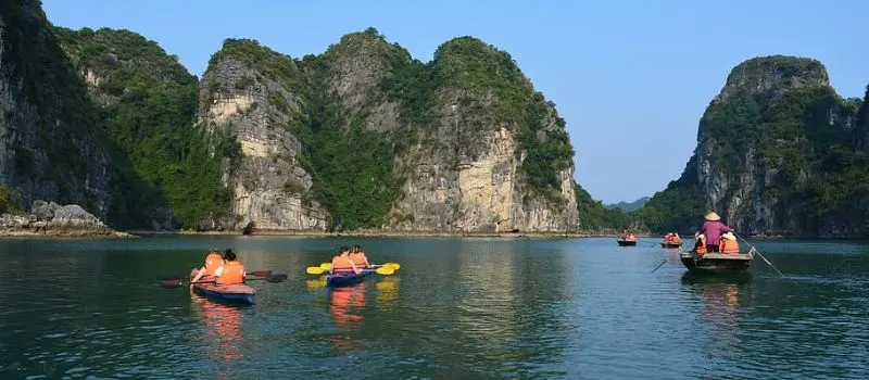 Croisiere en baie Halong pour profiter de la baignade et du kayak
