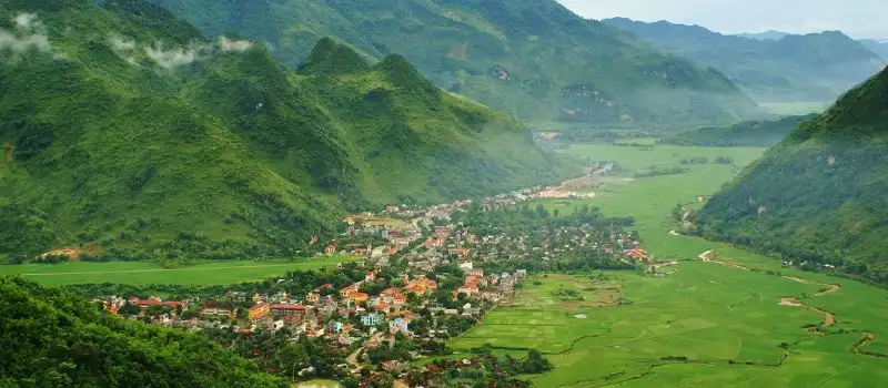 Contempler la vall&eacute;e de Mai Chau