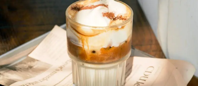 Le caf&eacute; vietnamien de la c&eacute;l&egrave;bre rue du train Hanoi