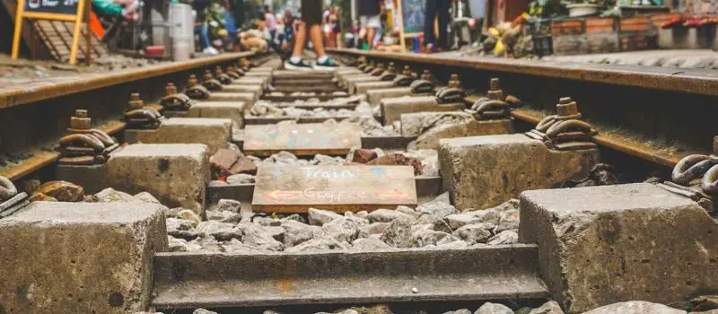 Le caf&eacute; vietnamien de la c&eacute;l&egrave;bre rue du train Hanoi