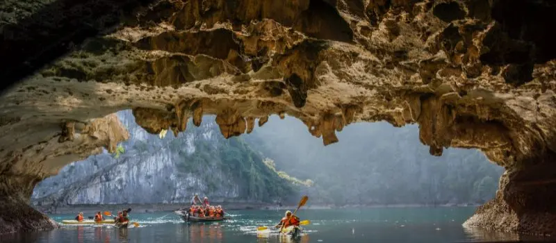 Croisi&egrave;res dans la baie Halong