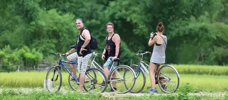 Faire du v&eacute;lo &agrave; travers la vall&eacute;e de Mai Chau