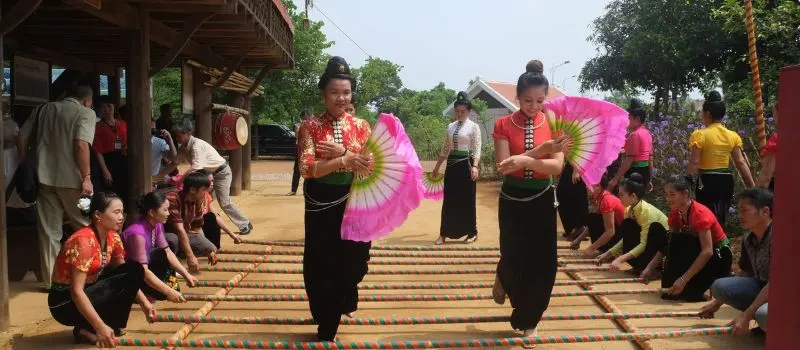 Assister &agrave; danses folkloriques &agrave; Mai Chau