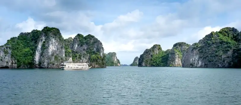 Immersion dans les eaux claires et bleues baie Halong