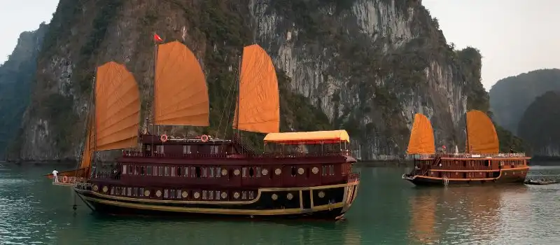 Jonque traditionnelle dans la baie Halong