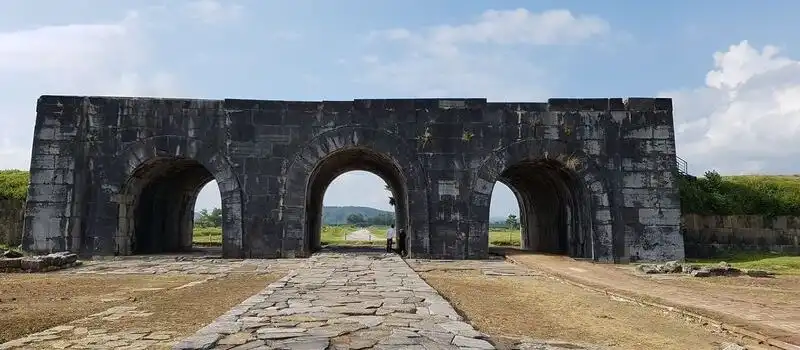 La citadelle de la dynastie Ho