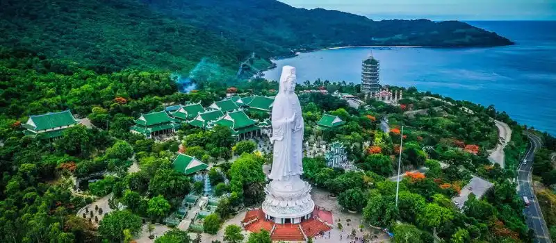 La pagode de Linh Ung sur la p&eacute;ninsule de Son Tra