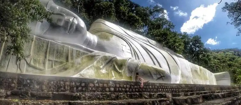 La plus grande statue en Asie du Sud-Est de Bouddha couch&eacute;