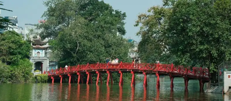 Lac de Hoan Kiem et temple Ngoc Son