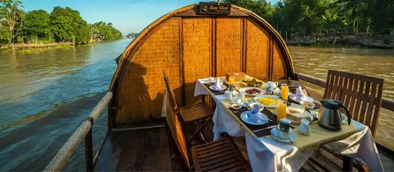 Le petit d&eacute;jeuner pris au lever du soleil sur le M&eacute;kong
