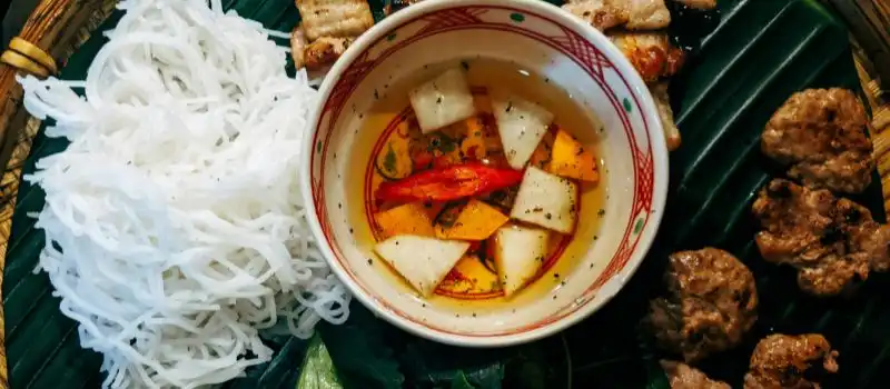 Les vermicelles au porc grill&eacute; B&uacute;n Chả