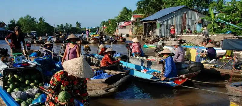 March&eacute; flottant dans le delta du M&eacute;kong