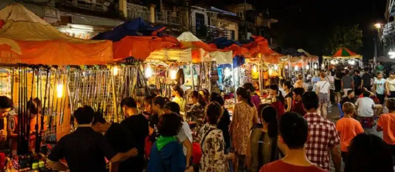 March&eacute; nocturne de Dong Xuan