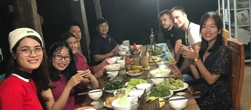 Partager un repas avec une famille du Nord Vietnam