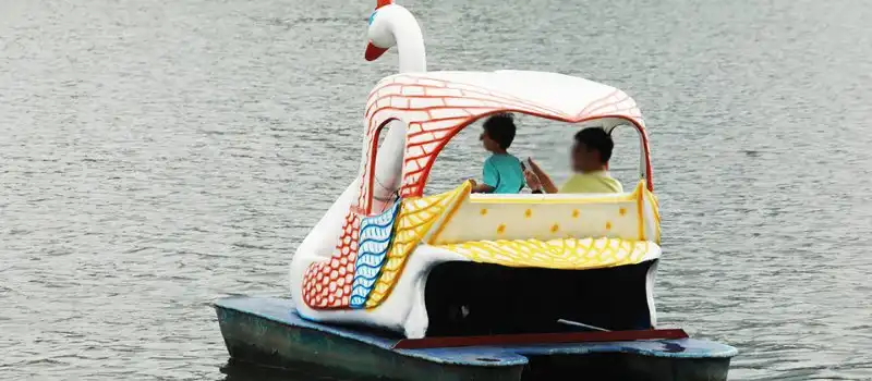 P&eacute;dalo sur le lac Truc Bach