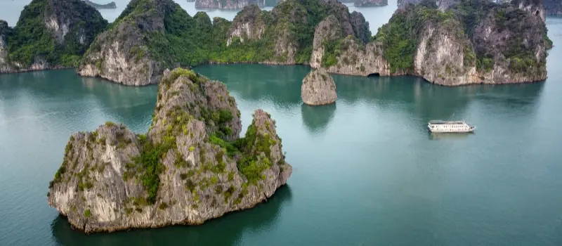 Pics calcaires de la baie d&rsquo;Halong