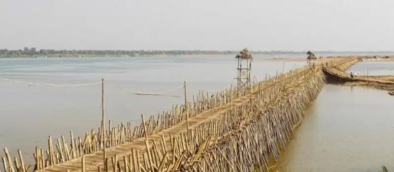 Pont de bambou sur l’île de Koh Paen Pont de bambou sur l’île de Koh Paen