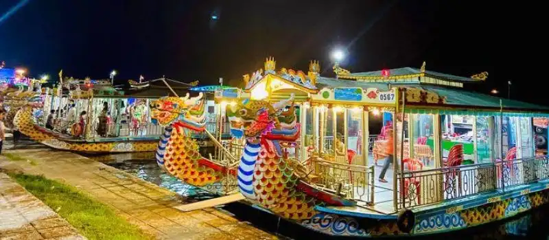 Prendre un bateau-dragon sur la rivi&egrave;re des Parfums