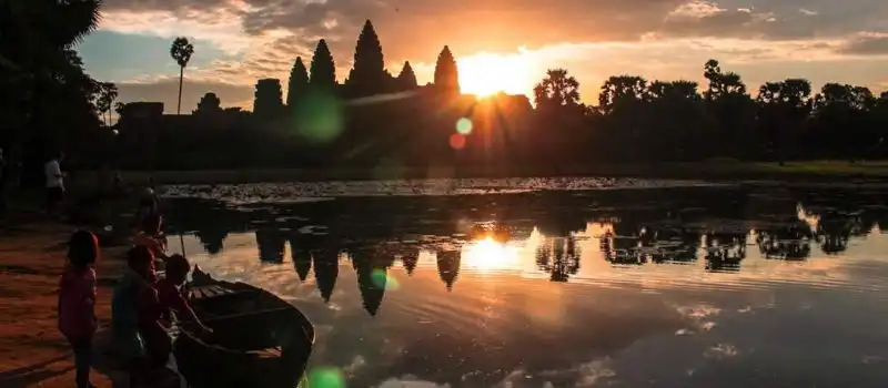 Regarder le lever du soleil &agrave; Angkor Wat