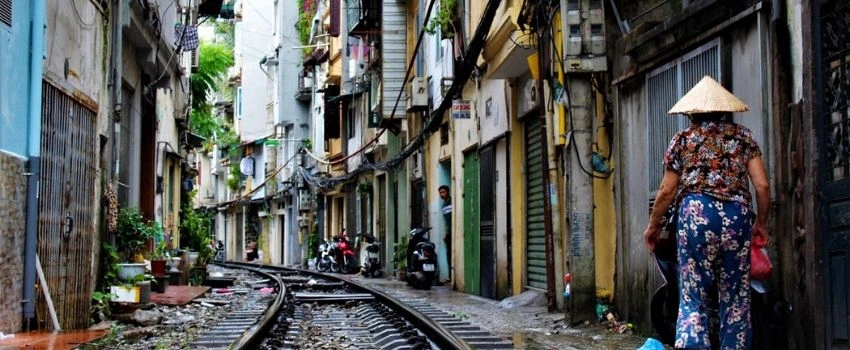 rue-du-train-hanoi-vietnam