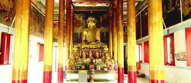 Salle principale de la pagode Hang