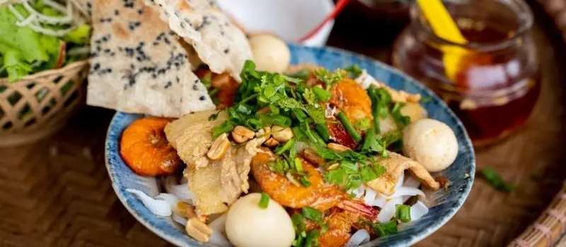 Savourer un mi Quang dans les ruelles de Hoi An