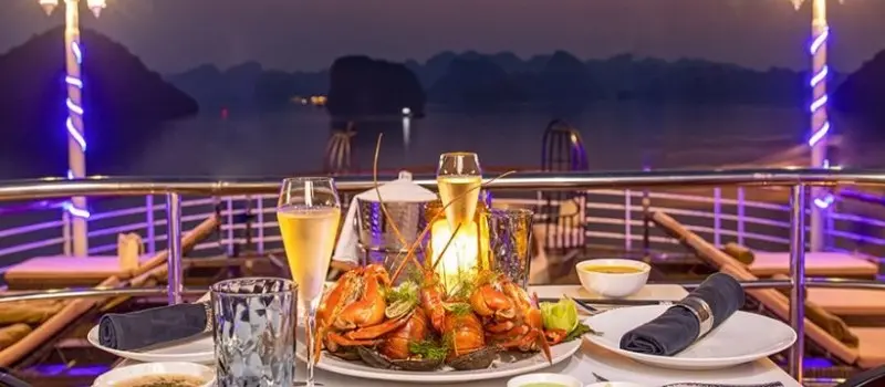 Savourer un repas &agrave; bord du bateau