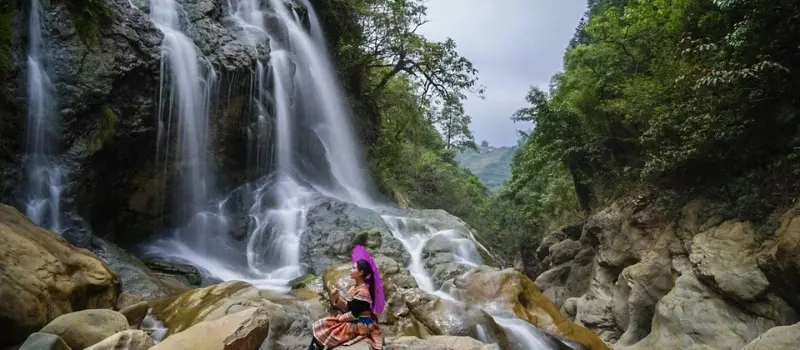Se rafraîchir sous les cascades Se rafraîchir sous les cascades