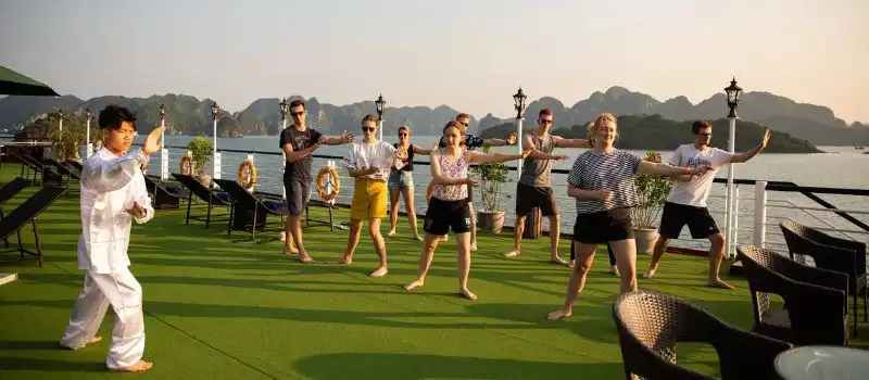 S&eacute;ance de Tai Chi sur le sundeck croisiere en baie Halong