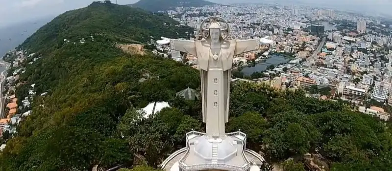 Statue du Christ du Vietnam avec des bras ouverts