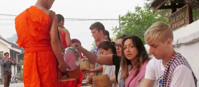 Tak Bat &agrave; Luang Prabang