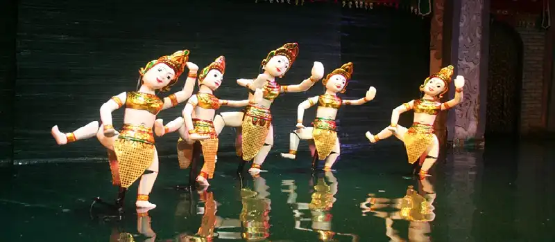 Th&eacute;&acirc;tres des marionnettes sur l&rsquo;eau &agrave; Hanoi
