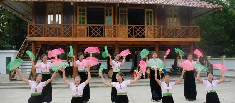 Visite village de V&agrave;ng Pheo