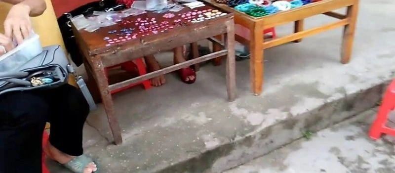 Le march&eacute; des pierres de Luc Y&ecirc;n