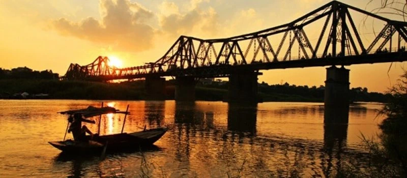 le pont long bien hanoi