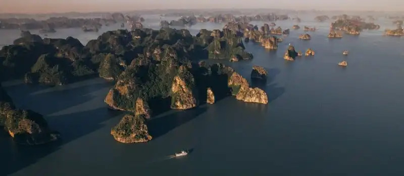 Toutes les croisi&egrave;res dans la baie Halong pr&eacute;voient la visite d'iles