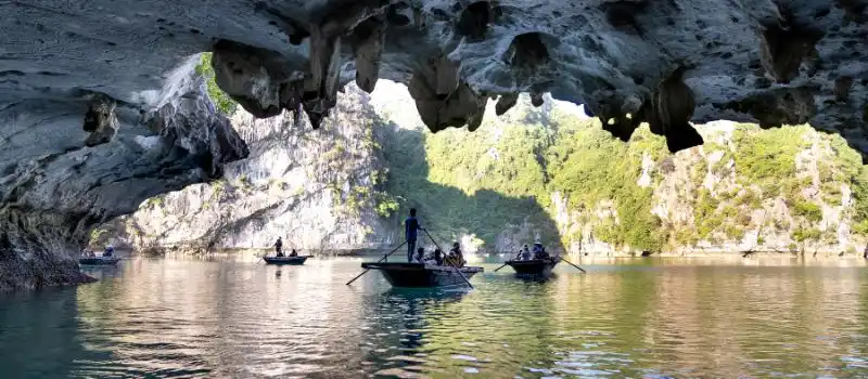 Toutes les croisi&egrave;res en baie Halong incluent des visites des grottes