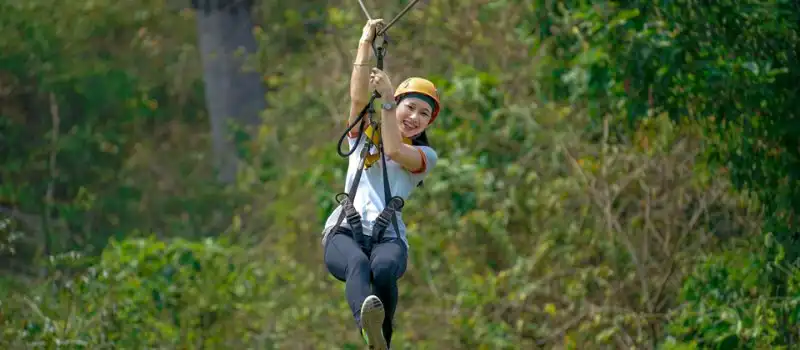 Tyrolienne &agrave; travers la jungle