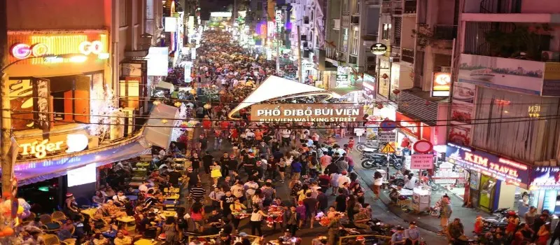 Vie nocturne sur la rue B&ugrave;i Viện