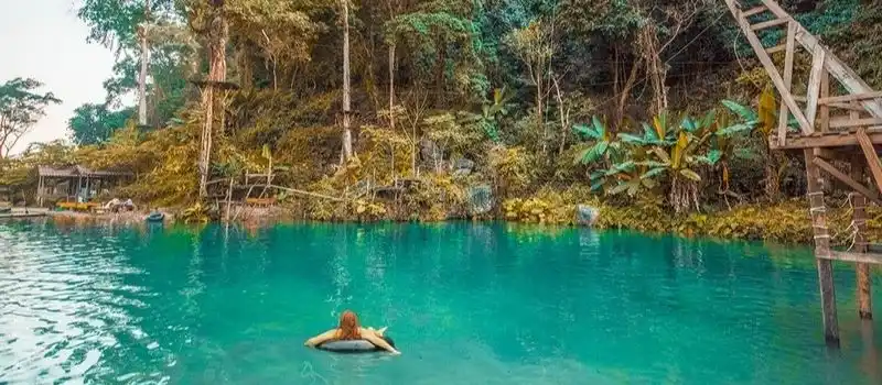 Ville riveraine de Vang Vieng