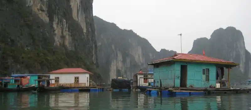 Visite des villages flottants de la baie Halong