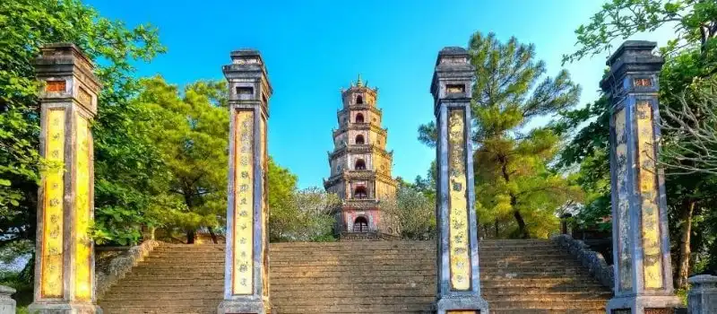 Visite pagode de Thien Mu Hue avec guide francophone au Vietnam