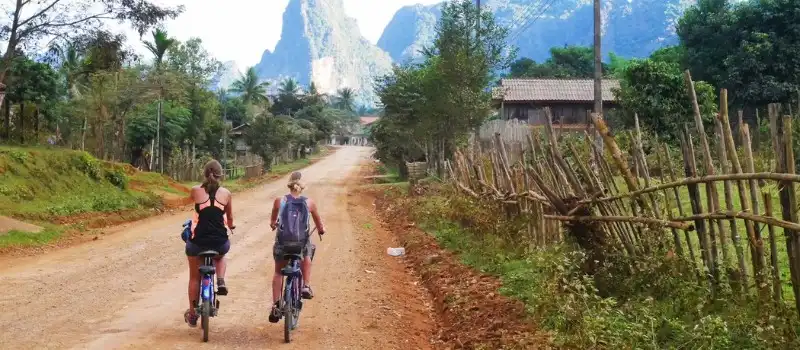 Visite Vang Vieng &agrave; v&eacute;lo